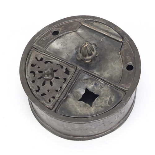 98 - 18th century pewter combination inkwell and sander, 10cm in diameter