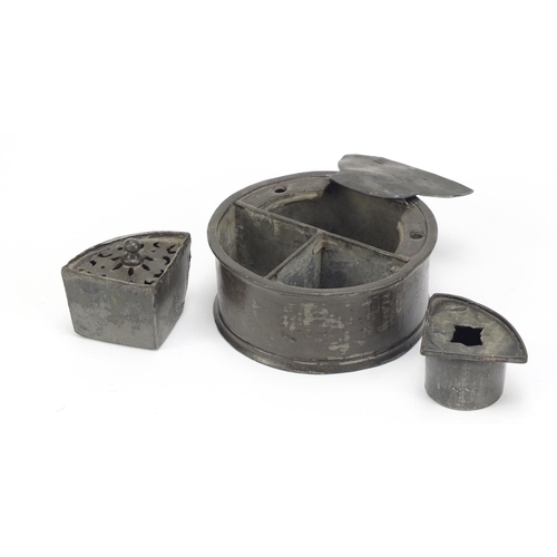 98 - 18th century pewter combination inkwell and sander, 10cm in diameter