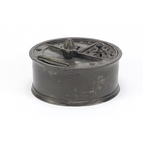 98 - 18th century pewter combination inkwell and sander, 10cm in diameter