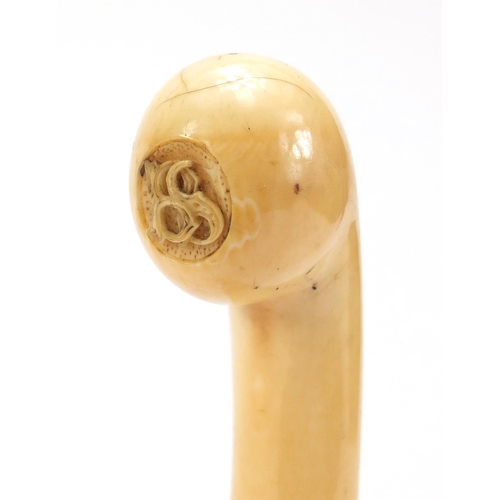 129 - Good 19th century ivory walking stick handle finely carved in relief with a soldier in military dres... 