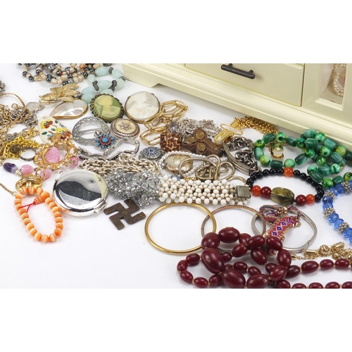 2627 - Costume jewellery including cameos, amber coloured beads, necklaces, bracelets, brooches, earrings a... 