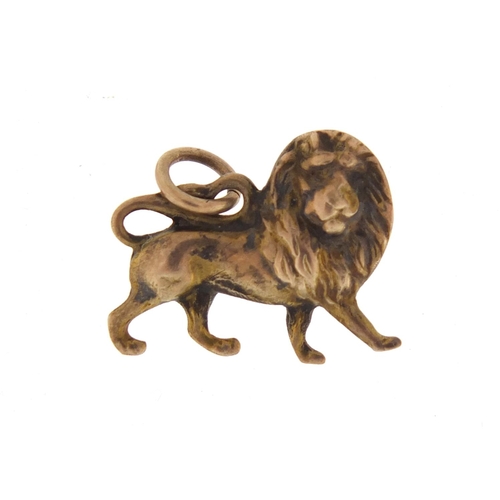 2569 - 9ct gold lion charm, 1.5cm in length, 1.0g