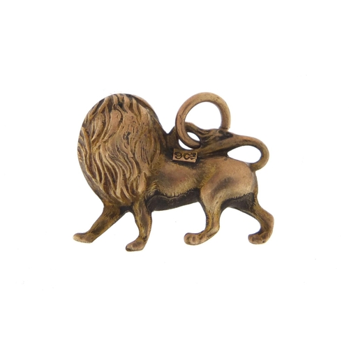 2569 - 9ct gold lion charm, 1.5cm in length, 1.0g