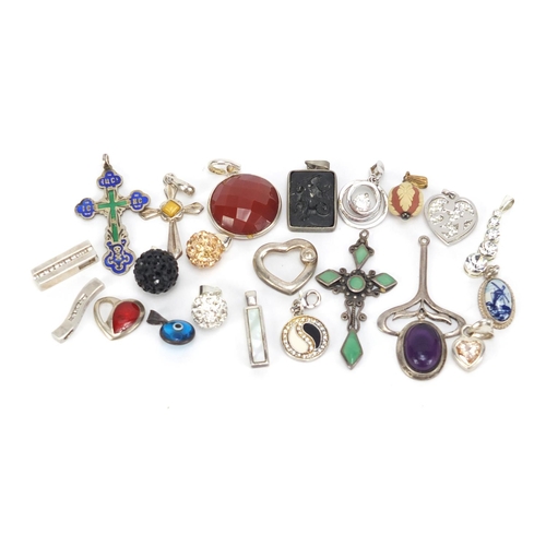 2595 - Mostly silver pendants including a Russian enamelled cross, some set with semi precious stones, 40.8... 