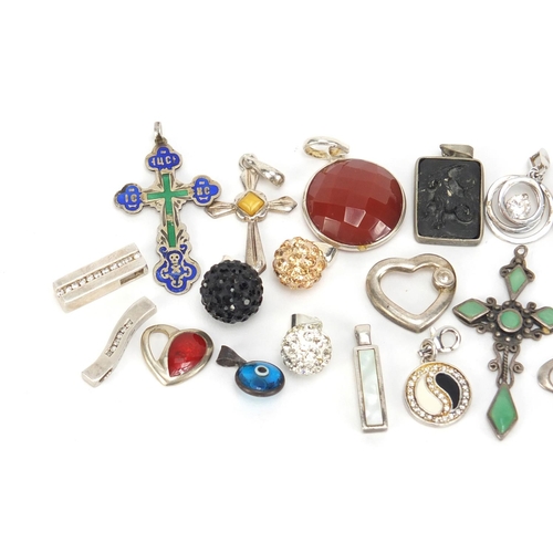 2595 - Mostly silver pendants including a Russian enamelled cross, some set with semi precious stones, 40.8... 