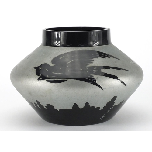 570 - Art Deco Artver black and silvered cameo glass vase decorated with swifts, etched mark to the side, ... 