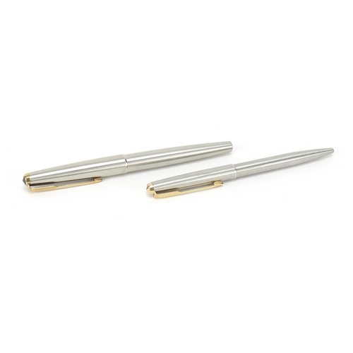 2484 - Vintage Parker Flighter Deluxe fountain pen and ball point pen set with case, the fountain pen with ... 