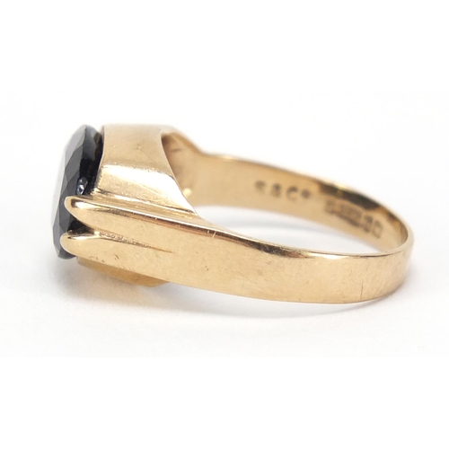 2575 - 9ct gold black stone ring, S & Co makers mark, size J, 3.9g