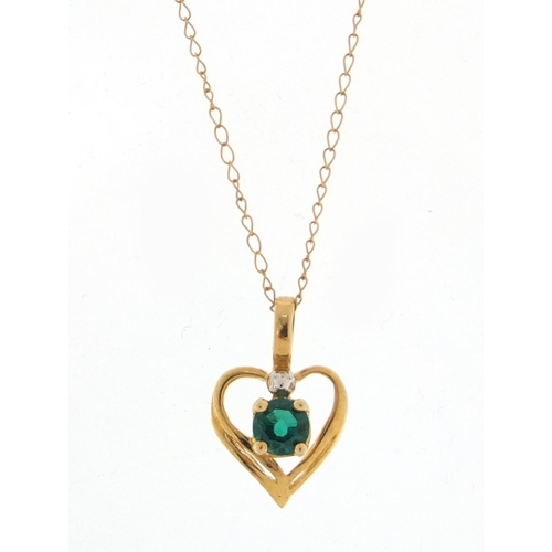 2554 - 9ct gold green stone love heart pendant on a 9ct gold necklace, 0.9g