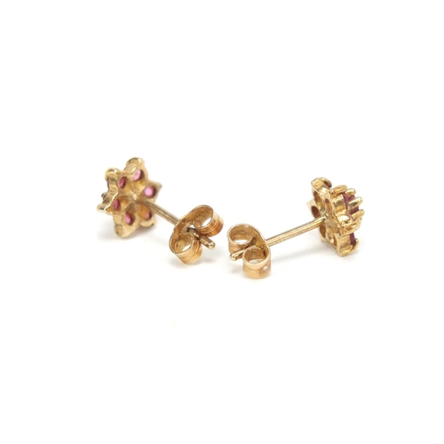 2544 - Pair of 9ct gold garnet flower head earrings, 0.mm in diameter