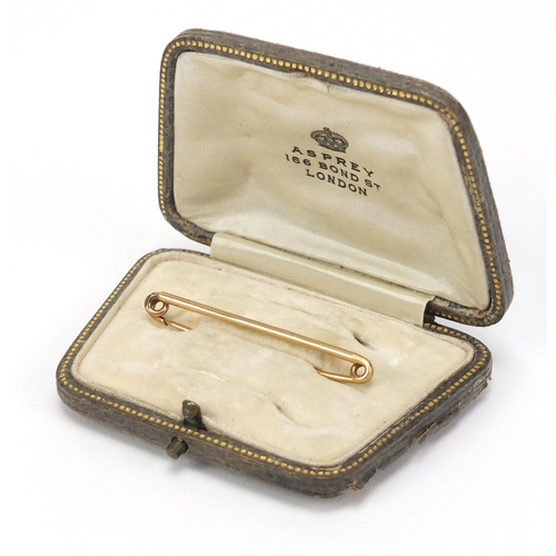 2605 - Vintage Asprey tooled leather jewel box, housing a gilt metal brooch