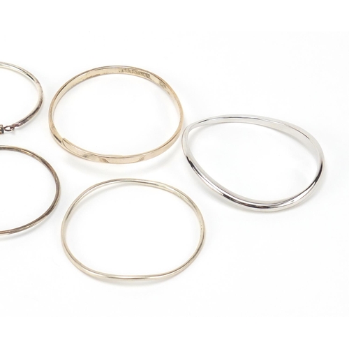 2621 - Group of silver and white metal bracelets and rings, 140.0g