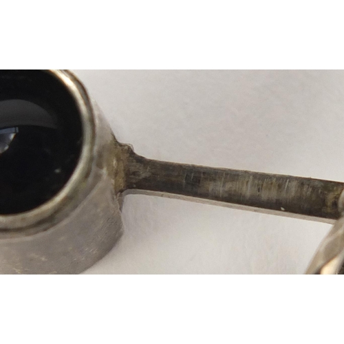 2611 - Novelty unmarked silver magnifying glass in the form of a mallet, 3.5cm in length, 10.6g