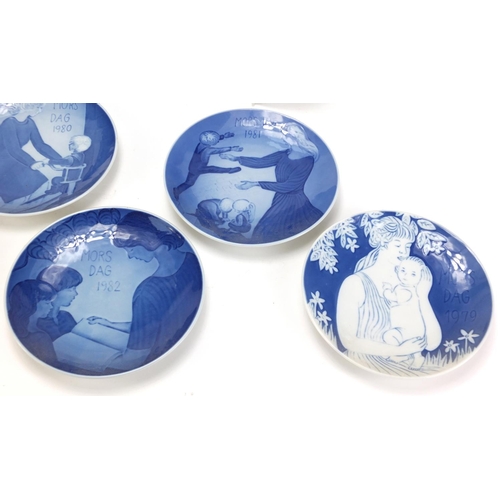 2553 - Royal Copenhagen Mother's day and Christmas plates, the largest 18cm in diameter