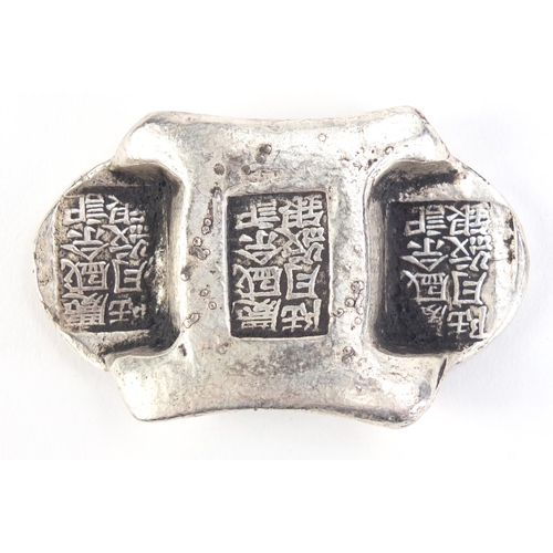 2885 - Chinese silver coloured metal scroll weight, 6.5cm wide