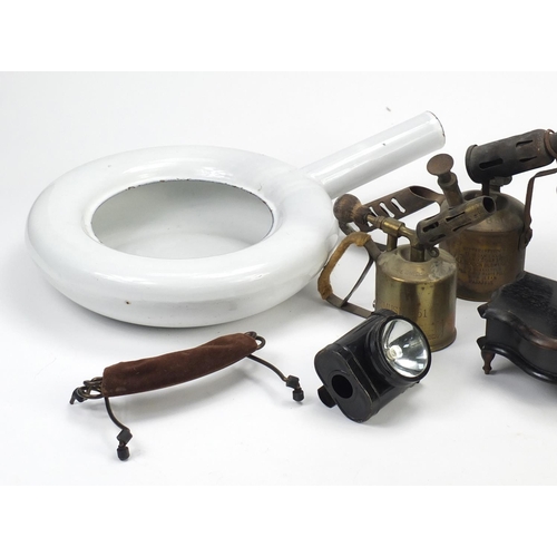 2485 - Metalwares including vintage paraffin lamps, Boots Ideal chamber pot and an enamelled bedpan