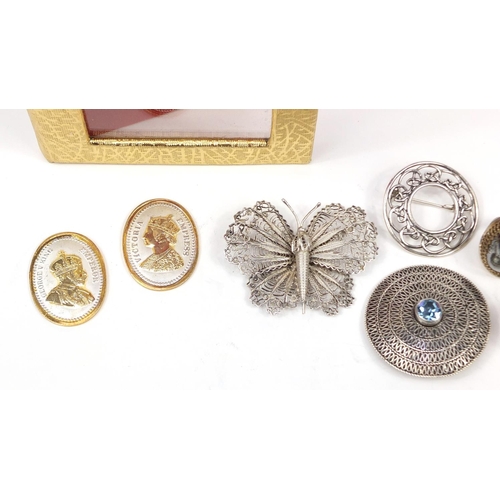 2766 - Silver jewellery and a pair of fine silver Victoria and King George V medallions, 74.2g