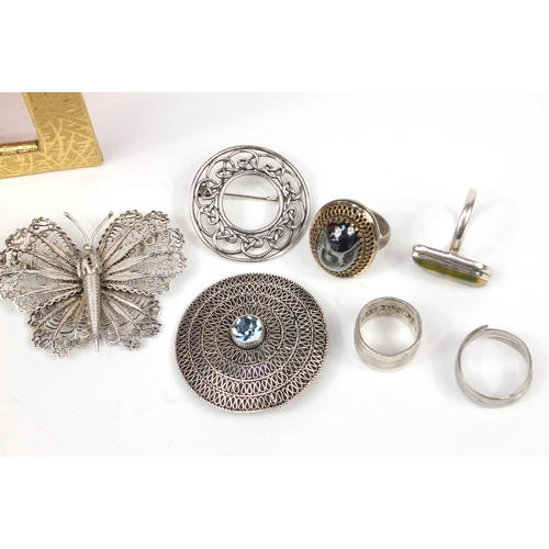 2766 - Silver jewellery and a pair of fine silver Victoria and King George V medallions, 74.2g