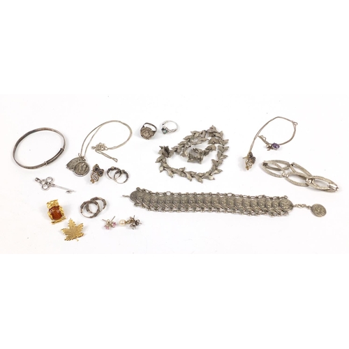3022 - Mostly silver jewellery including bracelets, rings and earrings