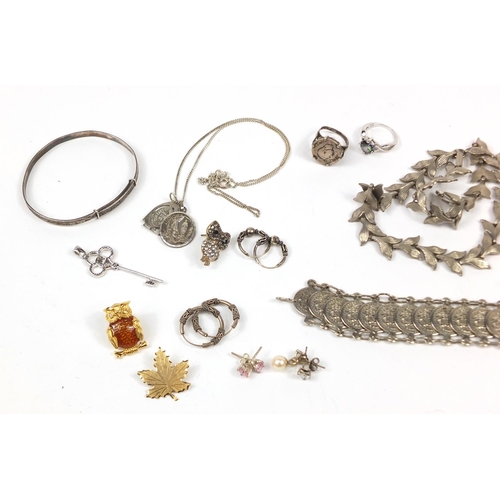 3022 - Mostly silver jewellery including bracelets, rings and earrings