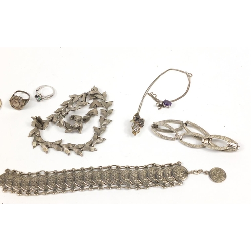 3022 - Mostly silver jewellery including bracelets, rings and earrings