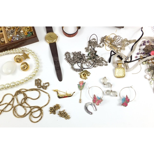 3021 - Costume jewellery including brooches, necklaces, rings and earrings housed in a wooden jewellery box