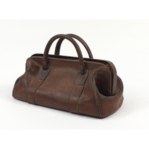 2511 - Vintage brown leather Gladstone bag, 35cm wide