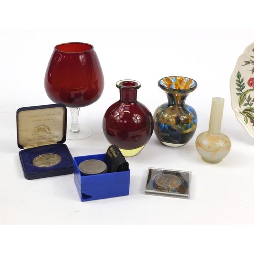 2552 - China, glassware and commemorative crowns including a Mdina style vase and set of six Wedgwood plate... 