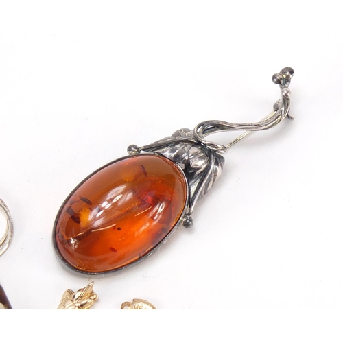 2822 - Silver and gold coloured metal jewellery including natural amber brooch