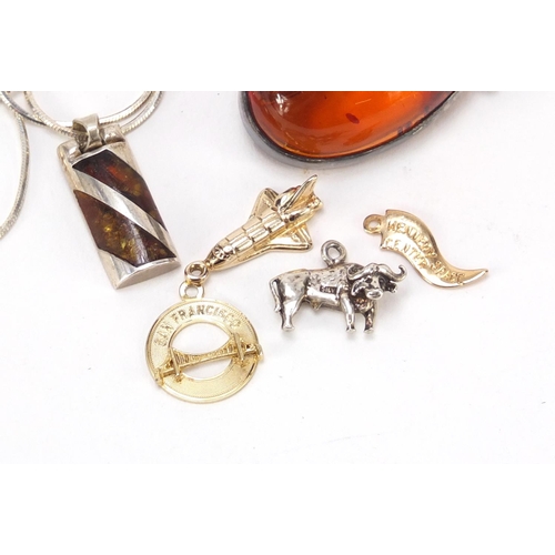 2822 - Silver and gold coloured metal jewellery including natural amber brooch