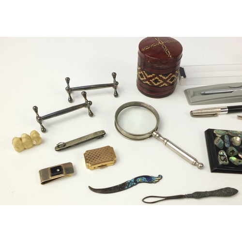 2904 - Miscellaneous objects including whist marker, AA car badge, fountain pen and corkscrews