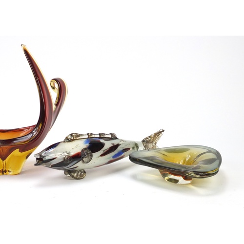 2571 - Colourful glassware including Murano fish and a red glass centrepiece, the largest 23cm high