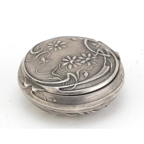 105 - Art Nouveau unmarked silver compact embossed with stylised flowers, 4.8cm in diameter, 17.5g