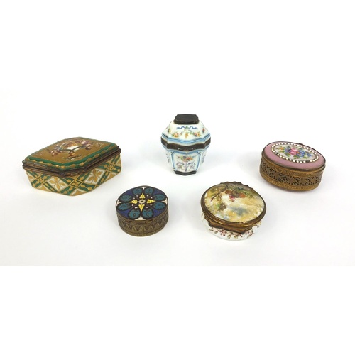 3452 - Five 18th century and later pill boxes including a Sevres example hand painted with cherubs, Bilston... 