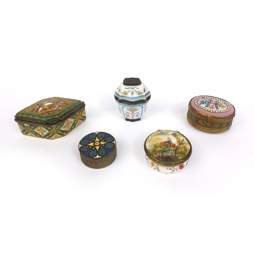 3452 - Five 18th century and later pill boxes including a Sevres example hand painted with cherubs, Bilston... 