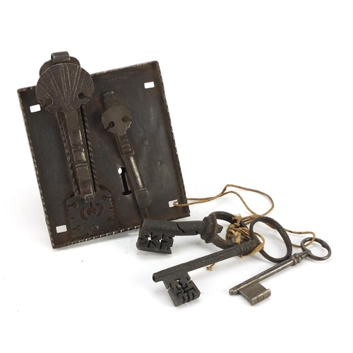 3177 - Antique steel lock with key and two other keys, 17.5cm long