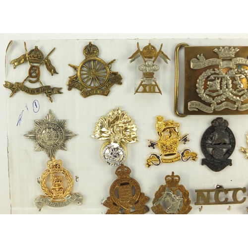 3528 - British military World War I and later cap badges and a Argyll & Sutherland Highlanders buckle inclu... 