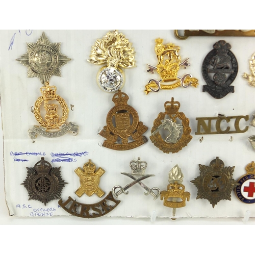 3528 - British military World War I and later cap badges and a Argyll & Sutherland Highlanders buckle inclu... 