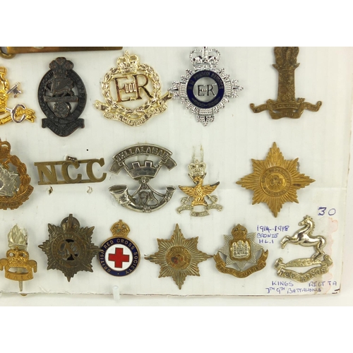 3528 - British military World War I and later cap badges and a Argyll & Sutherland Highlanders buckle inclu... 