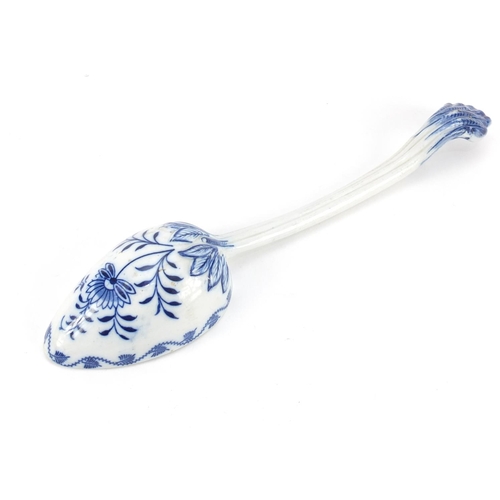 3152 - Large Meissen porcelain ladle hand painted in the Blue Onion pattern, 32cm in length