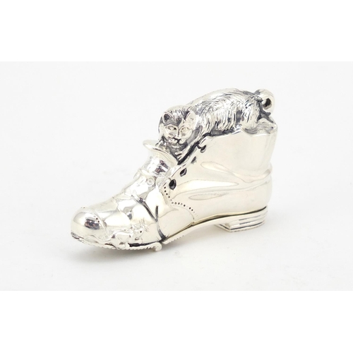 3937 - Novelty 800 grade silver vesta in the form of a kitten and mouse on a shoe, 6.5cm in length, 43.5g