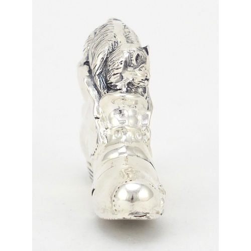 3937 - Novelty 800 grade silver vesta in the form of a kitten and mouse on a shoe, 6.5cm in length, 43.5g