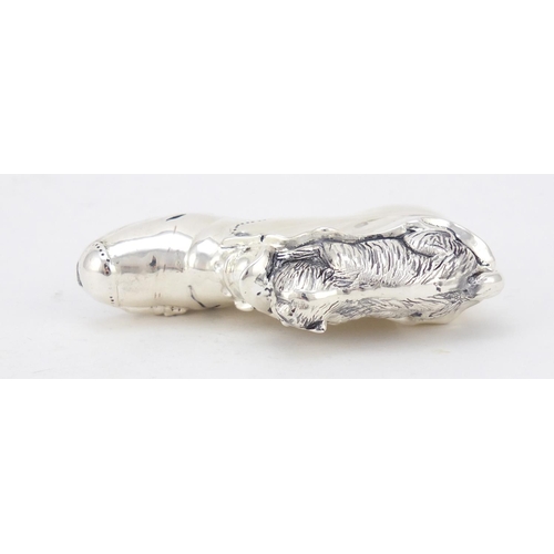 3937 - Novelty 800 grade silver vesta in the form of a kitten and mouse on a shoe, 6.5cm in length, 43.5g