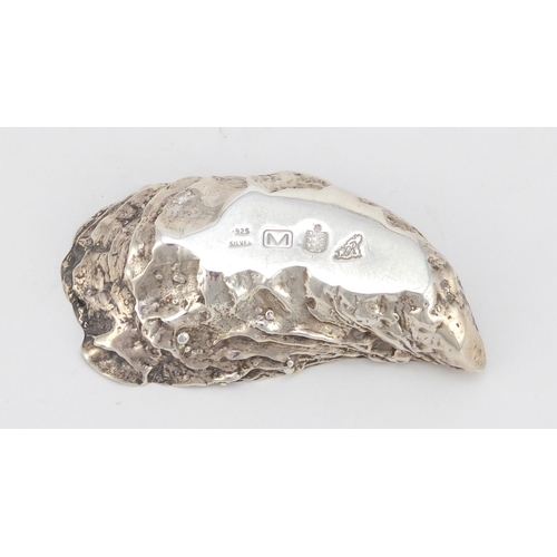 3270 - Heavy silver oyster shaped dish, 10cm in length, 228.0g