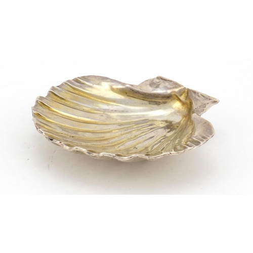 3548 - Heavy silver scallop shaped dish, 11cm wide, 212.4g