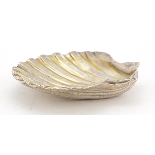 3548 - Heavy silver scallop shaped dish, 11cm wide, 212.4g