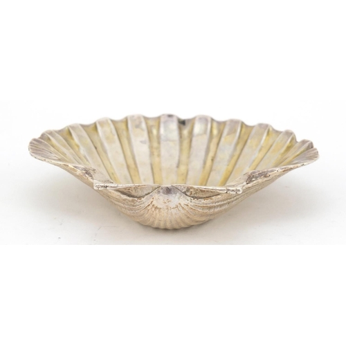 3548 - Heavy silver scallop shaped dish, 11cm wide, 212.4g