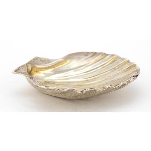 3548 - Heavy silver scallop shaped dish, 11cm wide, 212.4g