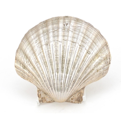 3548 - Heavy silver scallop shaped dish, 11cm wide, 212.4g