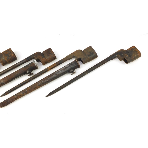 3422 - Four British military socket bayonets, three with scabbards, each 27.5cm in length